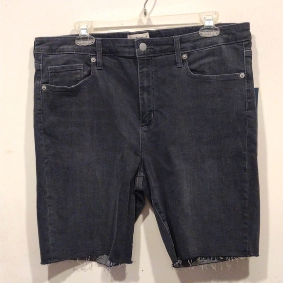 NWT Universal Thread Gray Denim High Rise Bermuda Shorts Size 16/33R-Raw Hem - Picture 1 of 8